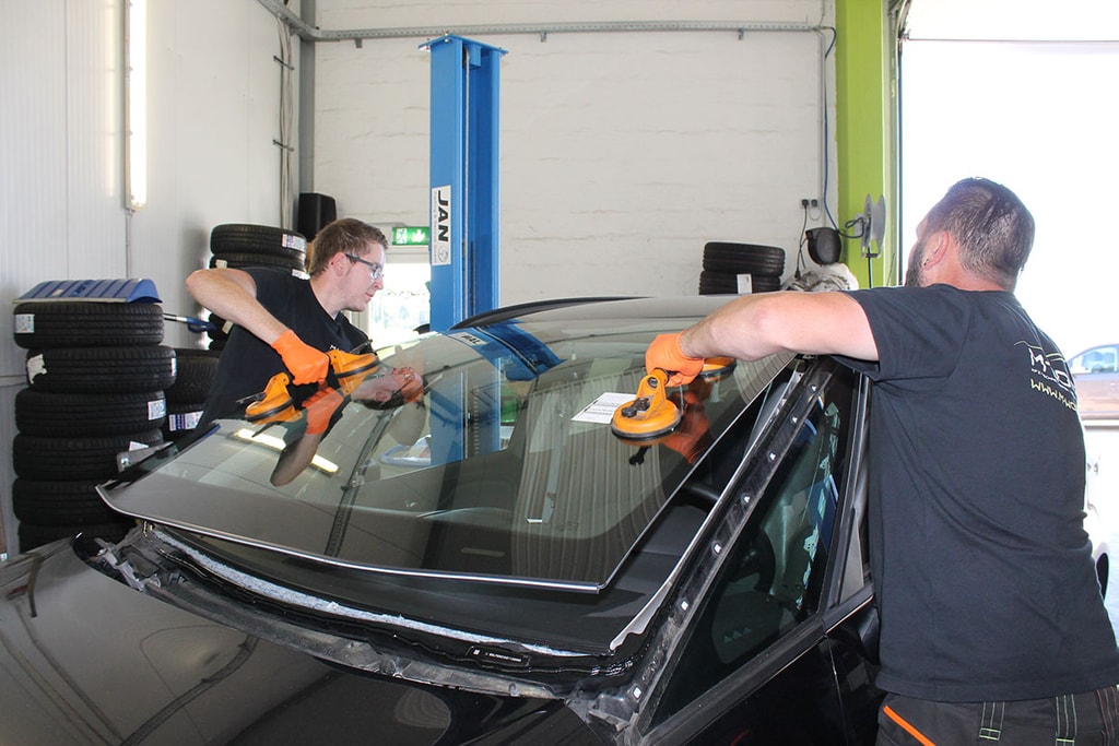 Windschutzscheibenreparatur und Scheibenwechsel